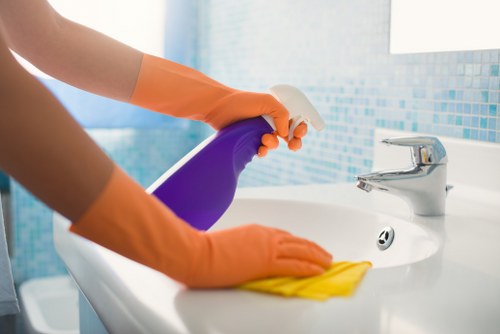 Risk assessment and safe setup before carpet cleaning